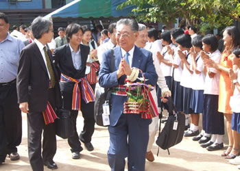 �ŏ��̃Z�����j�[���I���A���w���B���犴�ӂ̌��t�����󂯂鉓���p�X�g�@�K�o�i�[�ƈ�s