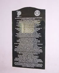 School���̕ǂɂ̓��[�^���[���w�Z���݂ɐ[����������Ă��邱�Ƃ��\������Ă���B