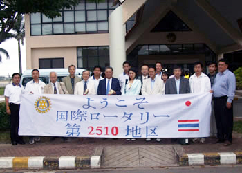 ノンカイRC メンバーと例会場前で記念撮影