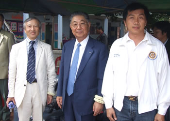 Baan Muad Air SchoolでノンカイRC会長と遠藤パストガバナー、斉藤委員長