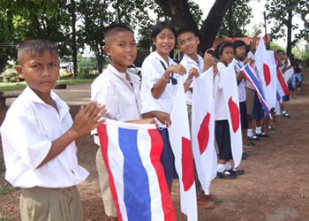 2校目のPhon Sawang Phatong Schoolで日本の旗を持ち迎えてくれた子供達