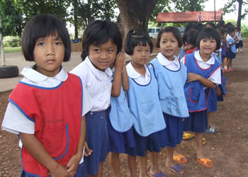 2校目のPhon Sawang Phatong Schoolで長い間到着を待っていてくれた低学年の子供達