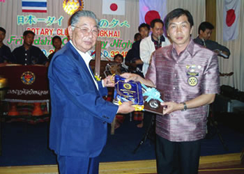 歓迎会にて、ノンカイ会長よりバナーと記念品をいただく遠藤パストガバナー