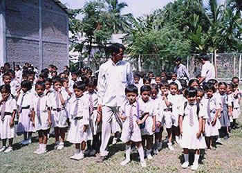 Children(Left:the classroom supported by Ebetsu RC for the 40th anniversary project.)