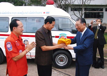 Presentation ceremony: D2510 IPDG Endo and The captain.