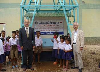 The clean water systems ( Supported by Nongkhai RC and Sapporo South RC) with D2510 international service vice chairman Kanai and Sapporo�@South RC vice chairman Takiuchi�D