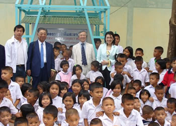 Students, D2510 IPDG Endo, D2510 WCS chairman Saito and Nongkhai RC president.